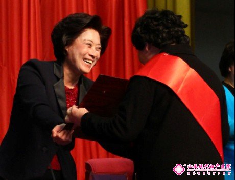 山西省副省長(zhǎng)張建欣為山西現(xiàn)代婦產(chǎn)醫(yī)院頒獎(jiǎng)