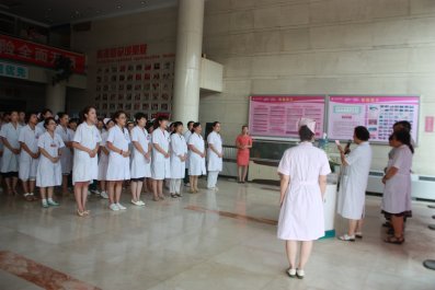 狠抓醫(yī)德建設(shè)，爭(zhēng)當(dāng)服務(wù)模范