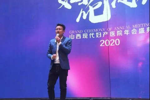 看看我們的領(lǐng)導(dǎo)明明可以靠顏值，卻偏偏要用才華征服所有人
