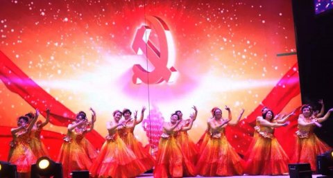 人心跟著共產(chǎn)黨，幸福美好一起走！