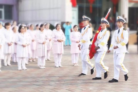 國慶節(jié)，我院舉行莊嚴(yán)的升旗儀式